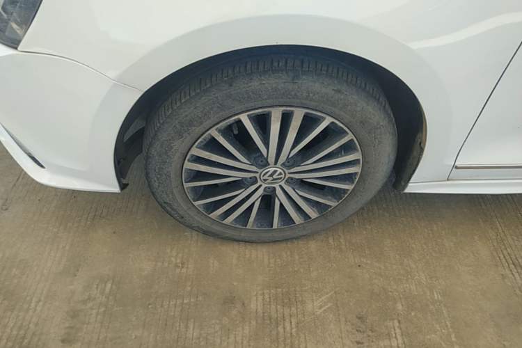 Used Volkswagen Sagitar 2017 230TSI Automatic Luxury Edition Left Front Wheel Hub