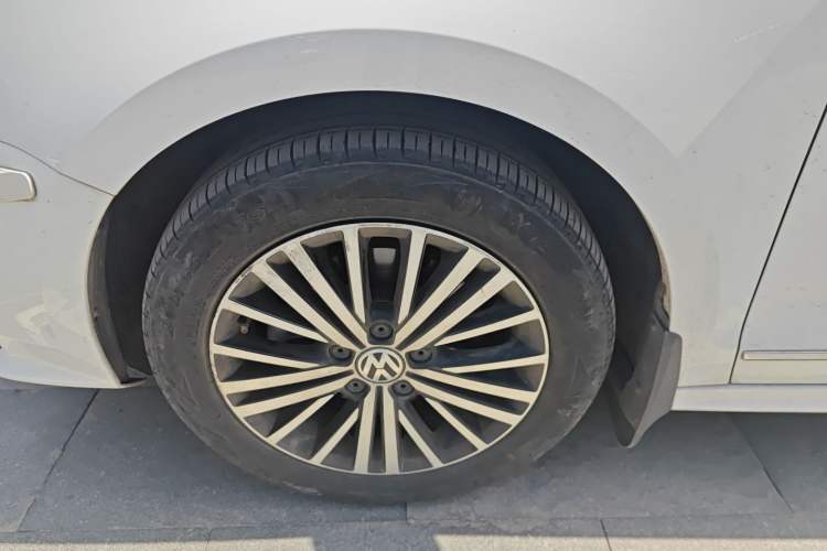 Used Volkswagen Sagitar 2017 230TSI Automatic Luxury Edition Left Front Wheel Hub
