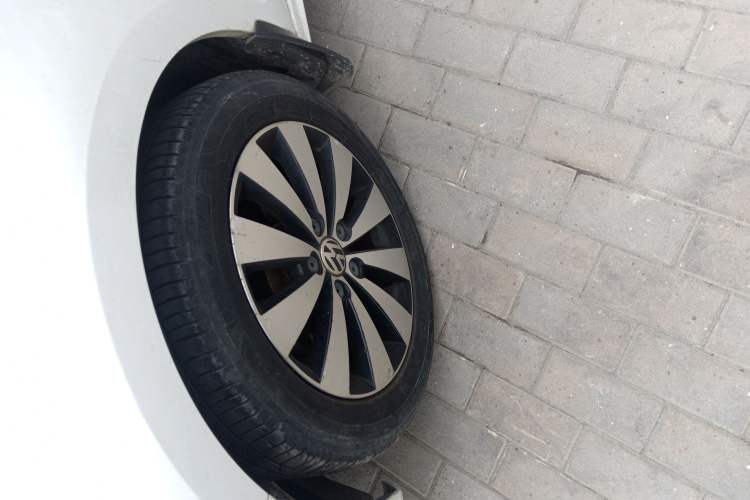 Used Volkswagen Sagitar 2017 1.6L Automatic Comfort Model Left Front Wheel Hub