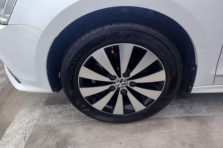 Used Volkswagen Sagitar 2017 230TSI Automatic Comfort Version Left Front Wheel Hub