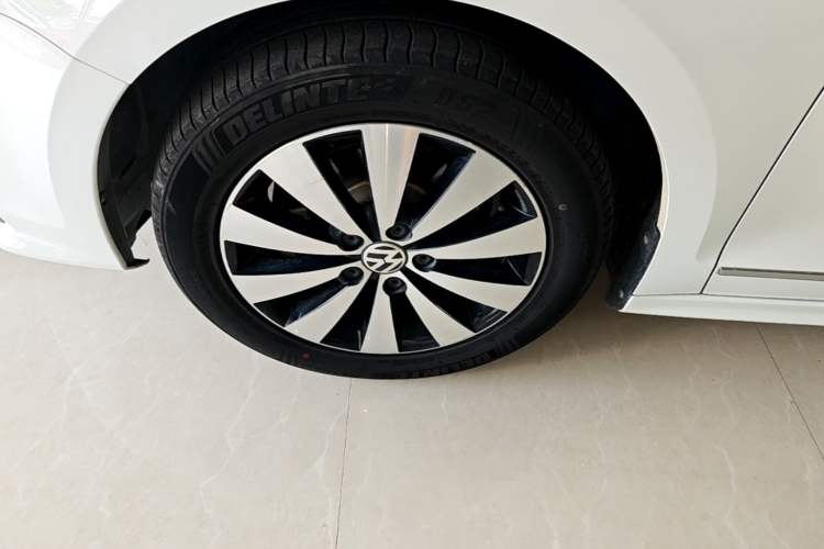 Used Volkswagen Sagitar 2017 1.6L Automatic Comfort Model Left Front Wheel Hub