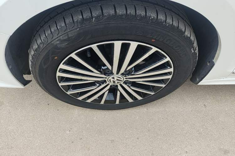Used Volkswagen Sagitar 2017 230TSI Automatic Luxury Edition Left Front Wheel Hub