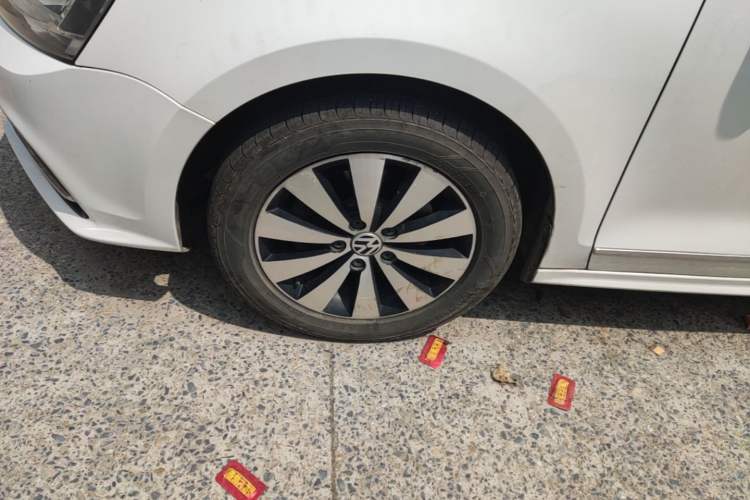 Used Volkswagen Sagitar 2017 230TSI Automatic Comfort Version Left Front Wheel Hub