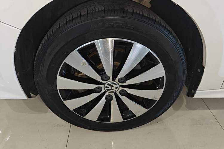 Used Volkswagen Sagitar 2017 1.6L Automatic Comfort Model Left Front Wheel Hub