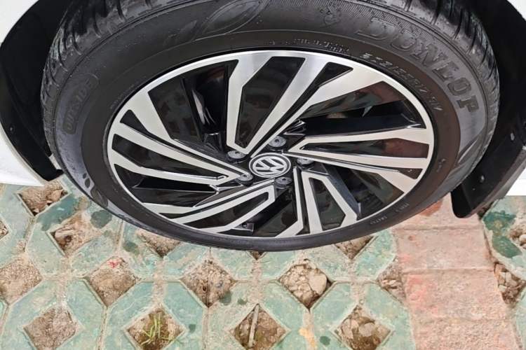 Used Volkswagen Sagitar 2017 180TSI Automatic Luxury Edition Left Front Wheel Hub