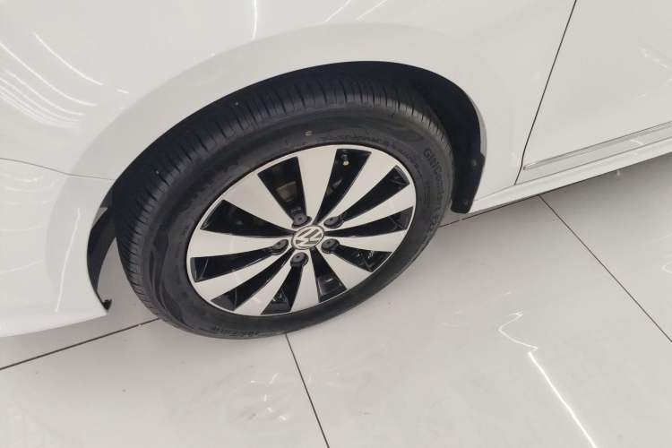Used Volkswagen Sagitar 2017 1.6L Automatic Comfort Model Left Front Wheel Hub