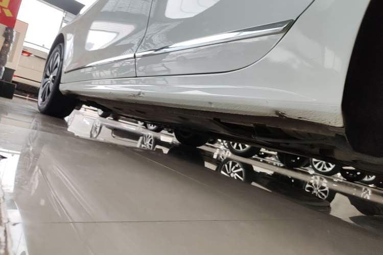 Used Volkswagen Sagitar 2017 230TSI Automatic Comfort Version Left Side Sill