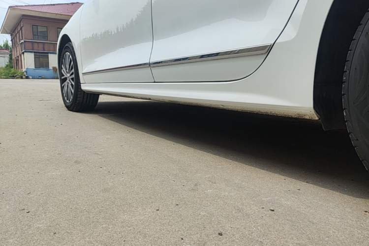 Used Volkswagen Sagitar 2017 230TSI Automatic Luxury Edition Left Side Sill