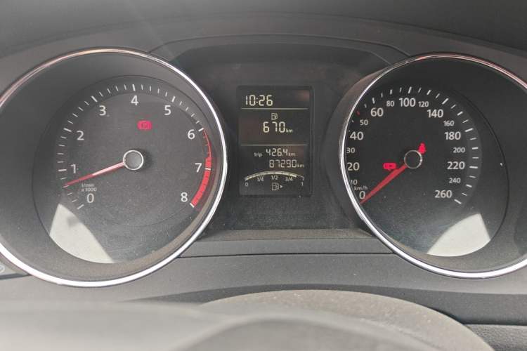 Used Volkswagen Sagitar 2017 1.6L Manual Fashion Model Odometer Close Up