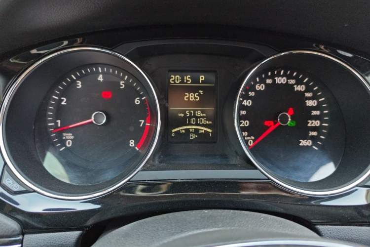 Used Volkswagen Sagitar 2017 1.6L Automatic Fashion Model Odometer Close Up