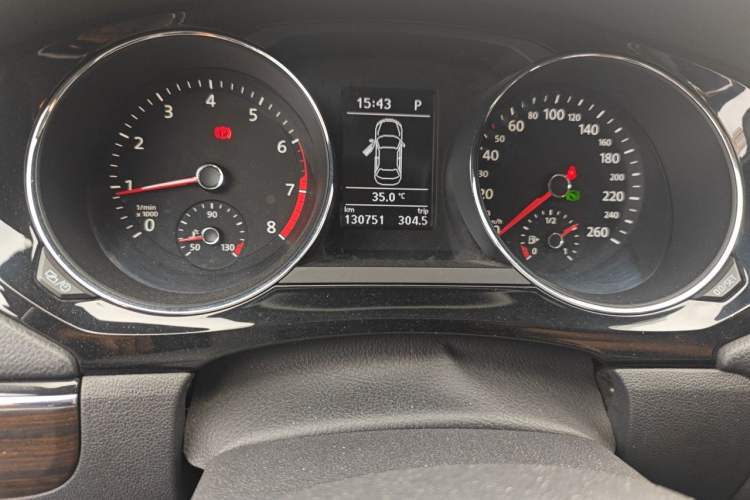 Used Volkswagen Sagitar 2017 230TSI Automatic Luxury Edition Odometer Close Up