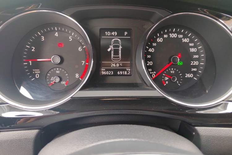 Used Volkswagen Sagitar 2017 230TSI Automatic Luxury Edition Odometer Close Up