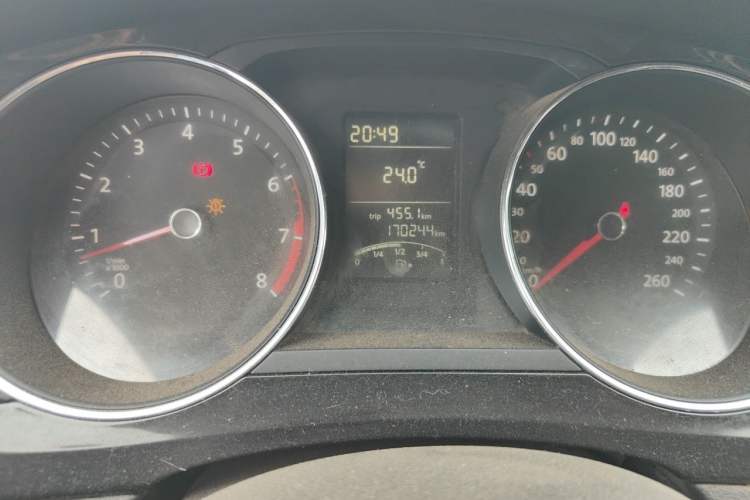 Used Volkswagen Sagitar 2017 1.6L Manual Comfort Model Odometer Close Up