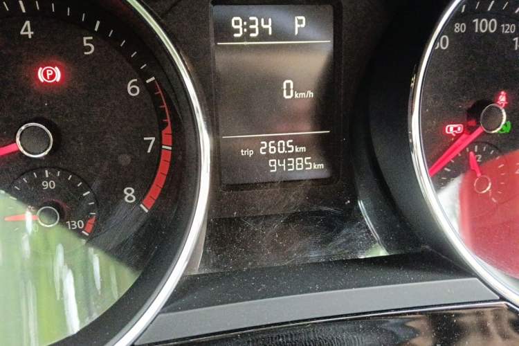 Used Volkswagen Sagitar 2017 230TSI Automatic Comfort Version Odometer Close Up