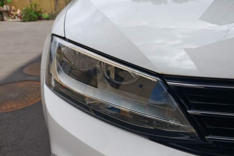 Used Volkswagen Sagitar 2017 180TSI Automatic Luxury Edition Right Front Headlight