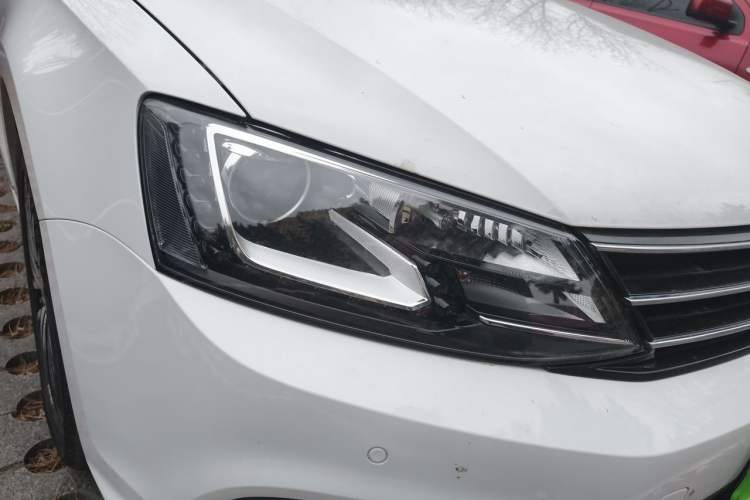 Used Volkswagen Sagitar 2017 230TSI Automatic Luxury Edition Right Front Headlight