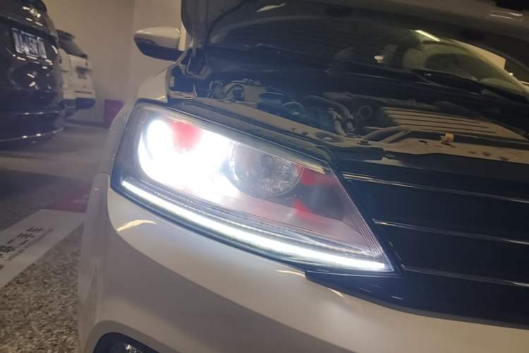 Used Volkswagen Sagitar 2017 230TSI Automatic Comfort Version Right Front Headlight