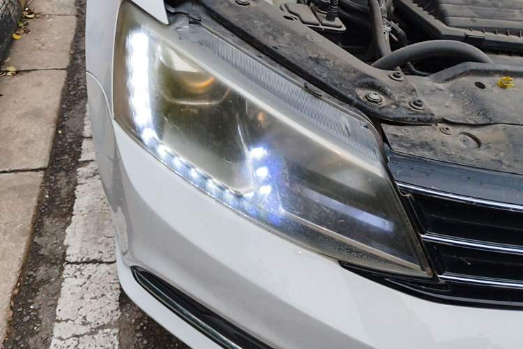 Used Volkswagen Sagitar 2017 230TSI Automatic Comfort Version Right Front Headlight