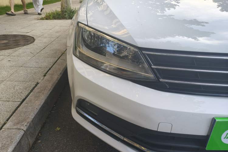 Used Volkswagen Sagitar 2017 230TSI Automatic Comfort Version Right Front Headlight