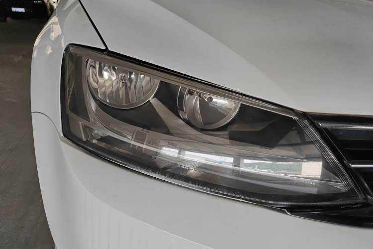 Used Volkswagen Sagitar 2017 230TSI Automatic Comfort Version Right Front Headlight