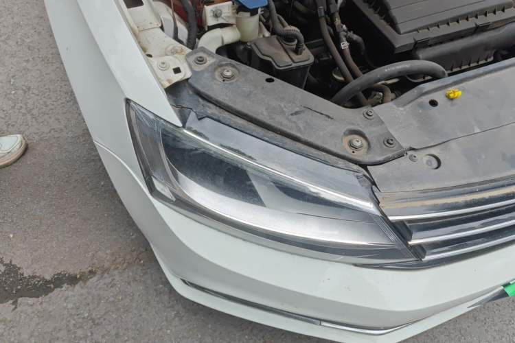 Used Volkswagen Sagitar 2017 230TSI Automatic Comfort Version Right Front Headlight