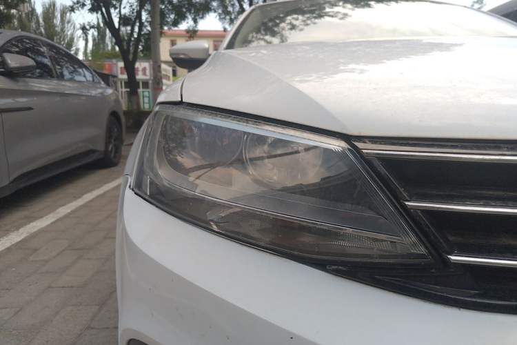 Used Volkswagen Sagitar 2017 230TSI Automatic Comfort Version Right Front Headlight