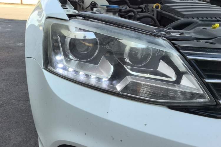 Used Volkswagen Sagitar 2017 1.6L Automatic Comfort Model Right Front Headlight