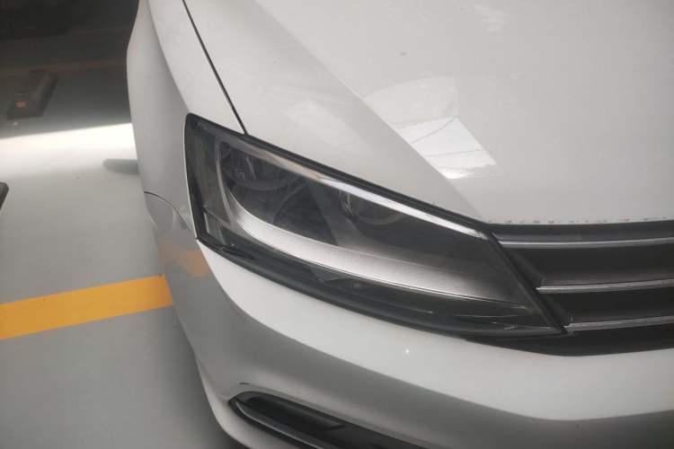 Used Volkswagen Sagitar 2017 1.6L Manual Comfort Model Right Front Headlight