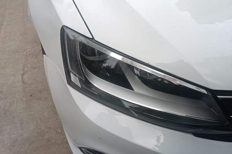 Used Volkswagen Sagitar 2017 230TSI Automatic Comfort Version Right Front Headlight