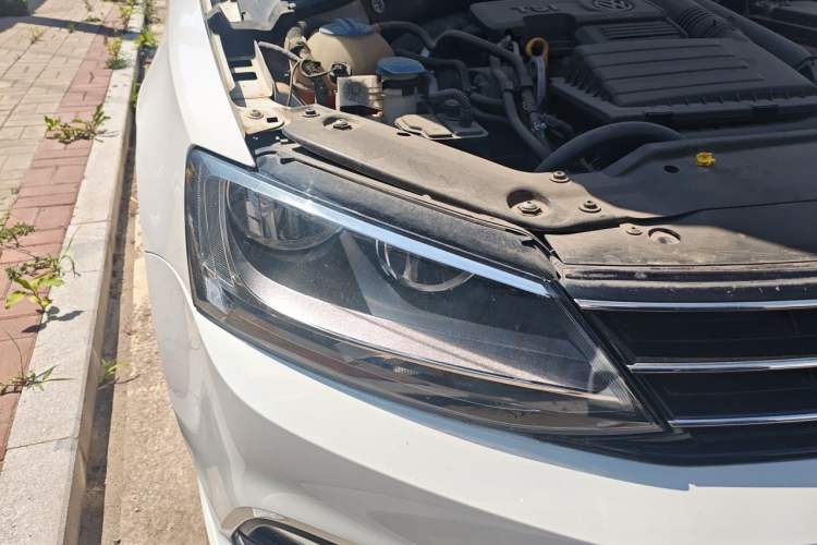 Used Volkswagen Sagitar 2017 230TSI Automatic Comfort Version Right Front Headlight