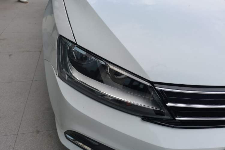 Used Volkswagen Sagitar 2017 230TSI Automatic Comfort Version Right Front Headlight