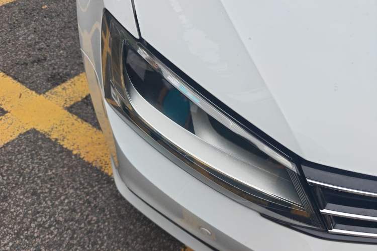 Used Volkswagen Sagitar 2017 1.6L Automatic Comfort Model Right Front Headlight