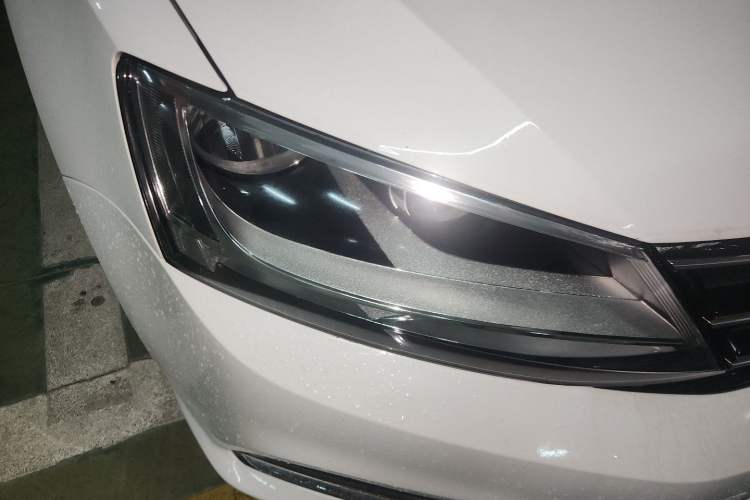 Used Volkswagen Sagitar 2017 230TSI Automatic Comfort Version Right Front Headlight