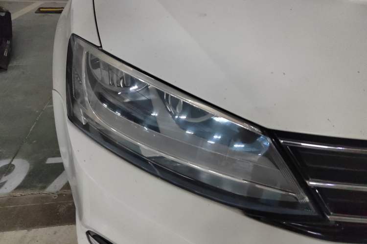 Used Volkswagen Sagitar 2017 180TSI Automatic Luxury Edition Right Front Headlight
