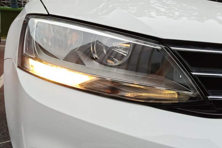 Used Volkswagen Sagitar 2017 1.6L Manual Comfort Model Right Front Headlight