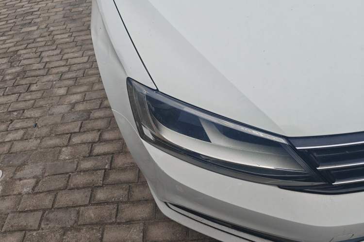 Used Volkswagen Sagitar 2017 1.6L Manual Fashion Model Right Front Headlight
