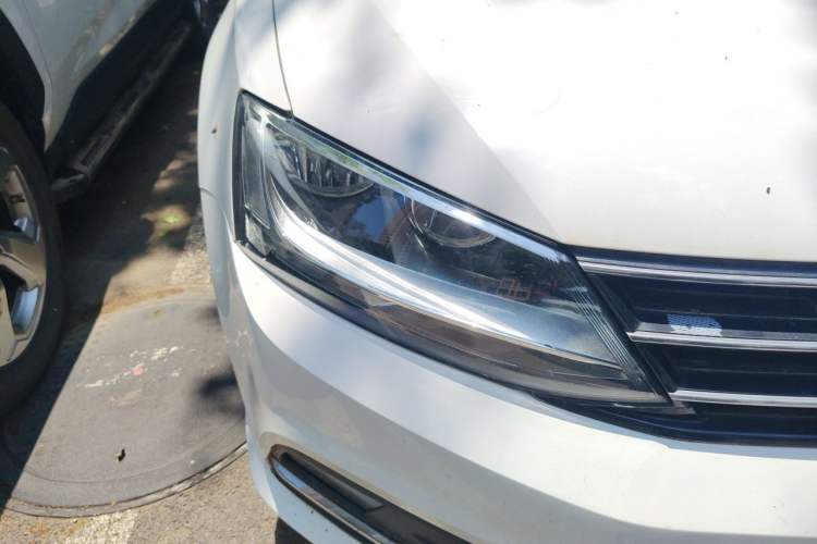 Used Volkswagen Sagitar 2017 1.6L Manual Comfort Model Right Front Headlight