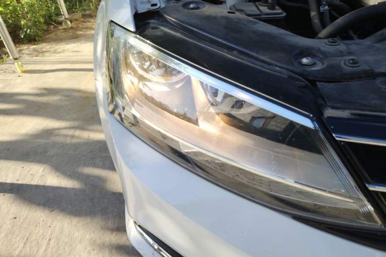 Used Volkswagen Sagitar 2017 180TSI Automatic Luxury Edition Right Front Headlight
