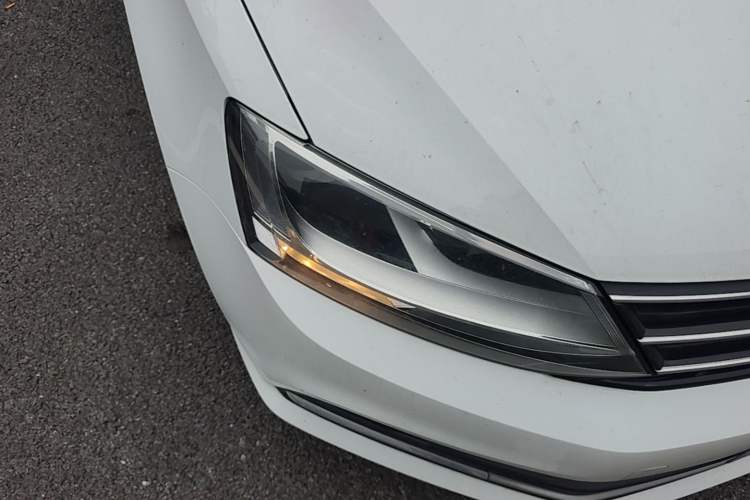Used Volkswagen Sagitar 2017 1.6L Automatic Comfort Model Right Front Headlight