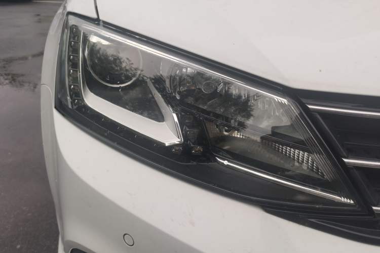 Used Volkswagen Sagitar 2017 230TSI Automatic Luxury Edition Right Front Headlight