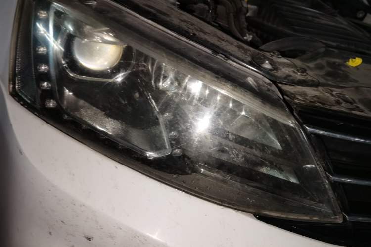 Used Volkswagen Sagitar 2017 230TSI Automatic Comfort Version Right Front Headlight