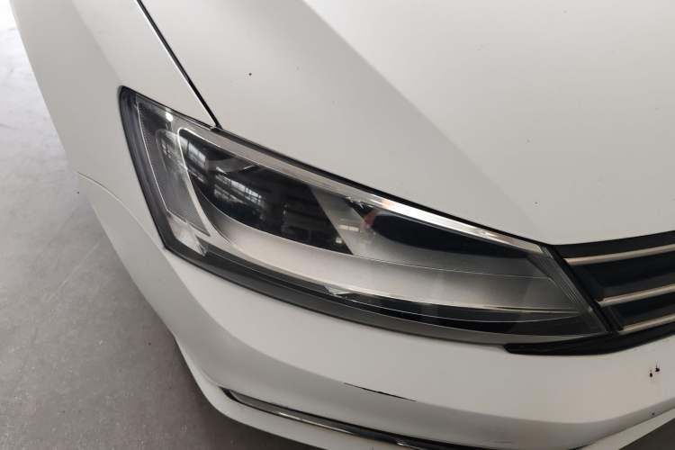 Used Volkswagen Sagitar 2017 230TSI Automatic Comfort Version Right Front Headlight