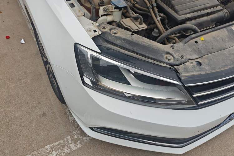 Used Volkswagen Sagitar 2017 180TSI Automatic Leading Model Right Front Headlight