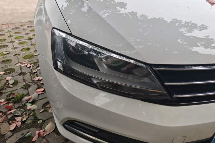 Used Volkswagen Sagitar 2017 230TSI Automatic Comfort Version Right Front Headlight