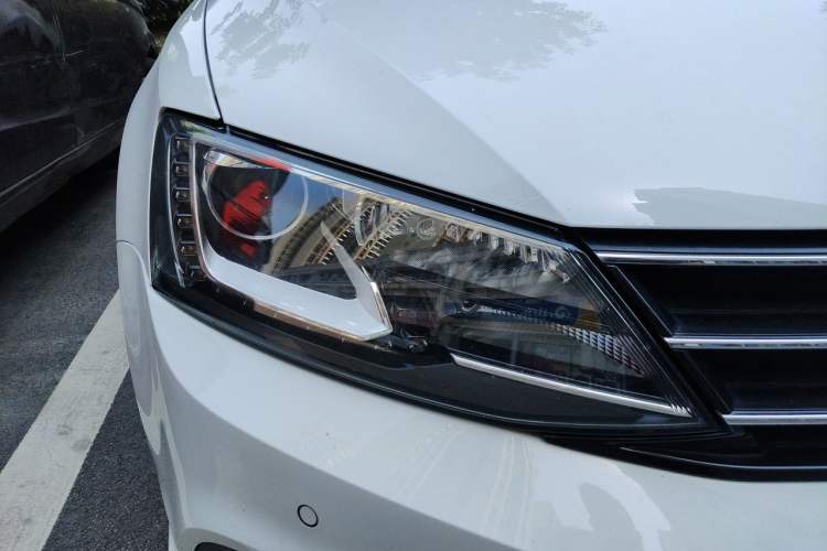 Used Volkswagen Sagitar 2017 230TSI Automatic Luxury Edition Right Front Headlight