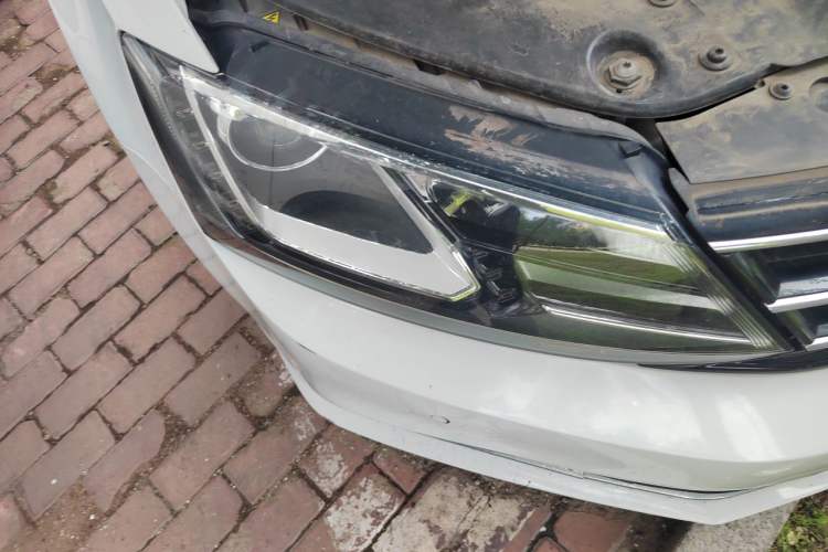 Used Volkswagen Sagitar 2017 230TSI Automatic Luxury Edition Right Front Headlight