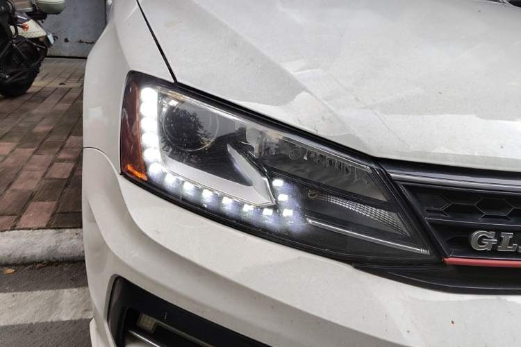 Used Volkswagen Sagitar 2017 230TSI Automatic Comfort Version Right Front Headlight