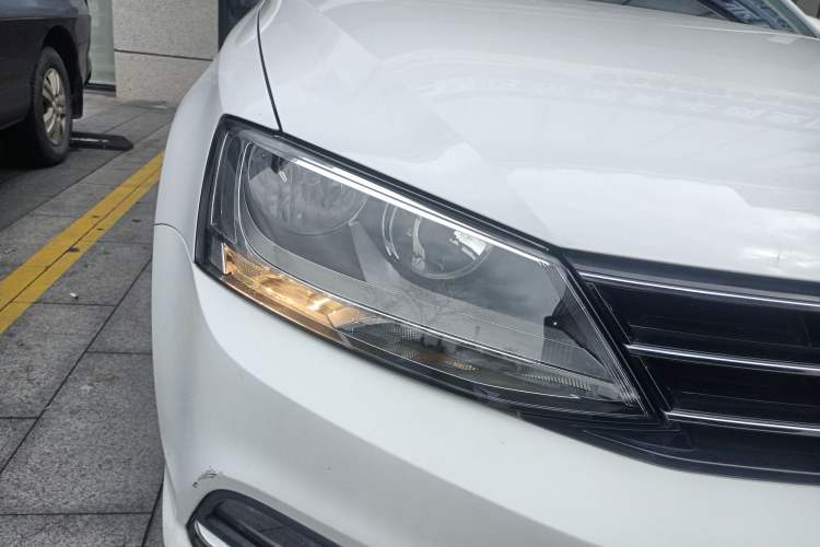 Used Volkswagen Sagitar 2017 1.6L Manual Comfort Model Right Front Headlight