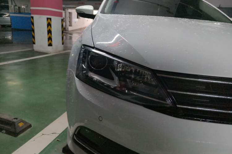 Used Volkswagen Sagitar 2017 230TSI Automatic Luxury Edition Right Front Headlight