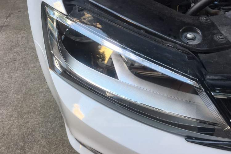 Used Volkswagen Sagitar 2017 180TSI Automatic Luxury Edition Right Front Headlight